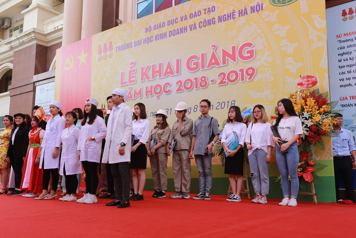 Lý do hàng ngàn sinh viên tốt nghiệp chưa có bằng đại học vì Đại học Kinh doanh và Công nghệ Hà Nội chưa có người ký. Ảnh: HUBT.