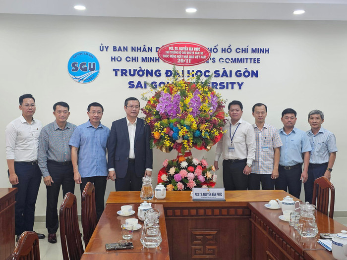 Thứ trưởng Nguyễn Văn Phúc tặng hoa chúc mừng ngày Nhà giáo Việt Nam tới đội ngũ thầy cô Trường Đại học Sài Gòn (ảnh: V.D) gdvn_OUb.jpg