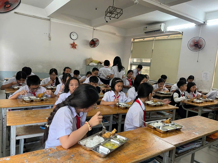 Học sinh Trường Trần Văn Ơn trong giờ ăn trưa (Ảnh: V.D) gdvn_TVObep.jpg
