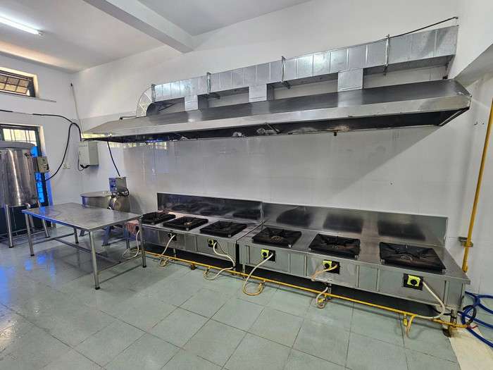 Hệ thống bếp của Trường trung học phổ thông Bình Hưng Hòa đảm bảo một chiều sạch sẽ (ảnh: V.D) gdvn_bepBHH.jpg