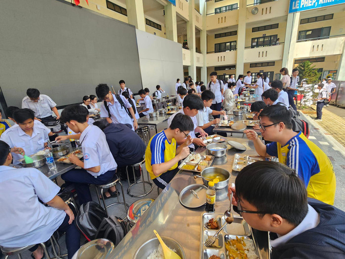 Học sinh Trường trung học phổ thông Bình Hưng Hòa trong giờ ăn bán trú trưa (ảnh: V.D) gdvn_bepBHHc.jpg