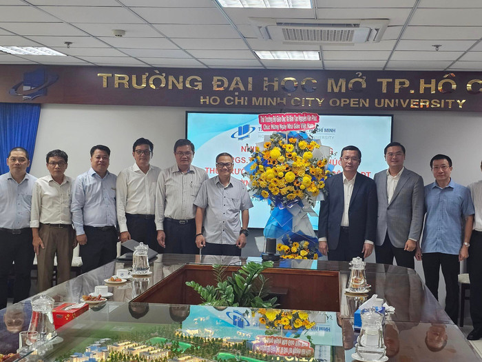 Thứ trưởng Nguyễn Văn Phúc tặng hoa chúc mừng ngày 20/11 tới Trường Đại học Mở Thành phố Hồ Chí Minh (ảnh: V.D) gdvn_OU.jpg