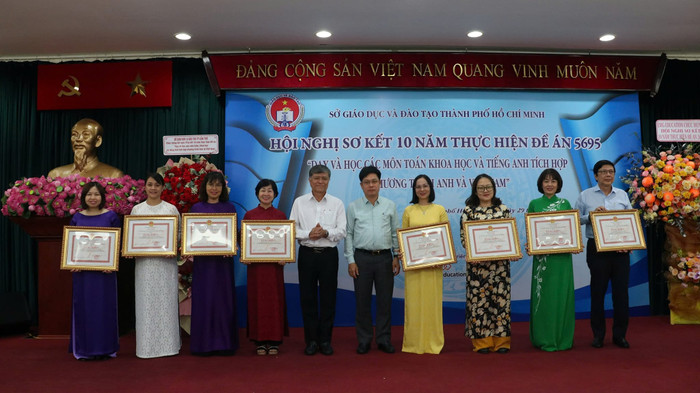 Trao tặng bằng khen của Ủy ban Nhân dân Thành phố Hồ Chí Minh cho các trường thực hiện tốt đề án 5695 trong 10 năm qua (ảnh: V.D) gdvn_BaoQuocEMGe.jpg