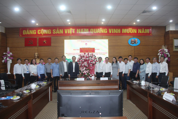 Thứ trưởng Nguyễn Văn Phúc tặng hoa chúc mừng Sở Giáo dục và Đào tạo Thành phố Hồ Chí Minh (ảnh: V.D) gdvn_OUc.jpg