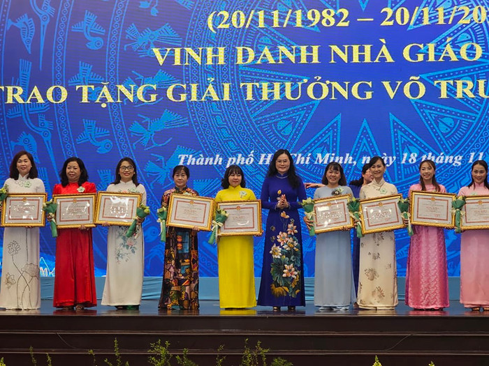 Vinh danh các nhà giáo đạt giải thưởng Võ Trường Toản năm 2024 (ảnh: V.D) gdvn_VTT1.jpg
