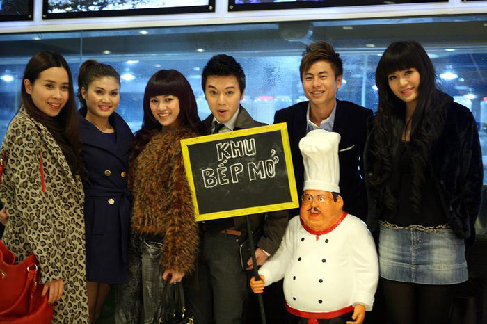 Ca sỹ Phan Anh (thứ 3 từ phải sang) làm mặt xấu khi chụp hình.