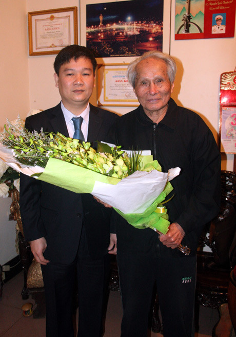 Ông Nguyễn Tiến Bình, Tổng biên tập báo Giáo dục Việt Nam chúc tết Tướng Nguyễn Quốc Thước. Ông Nguyễn Tiến Bình, Tổng biên tập báo Giáo dục Việt Nam chúc tết Tướng Nguyễn Quốc Thước.