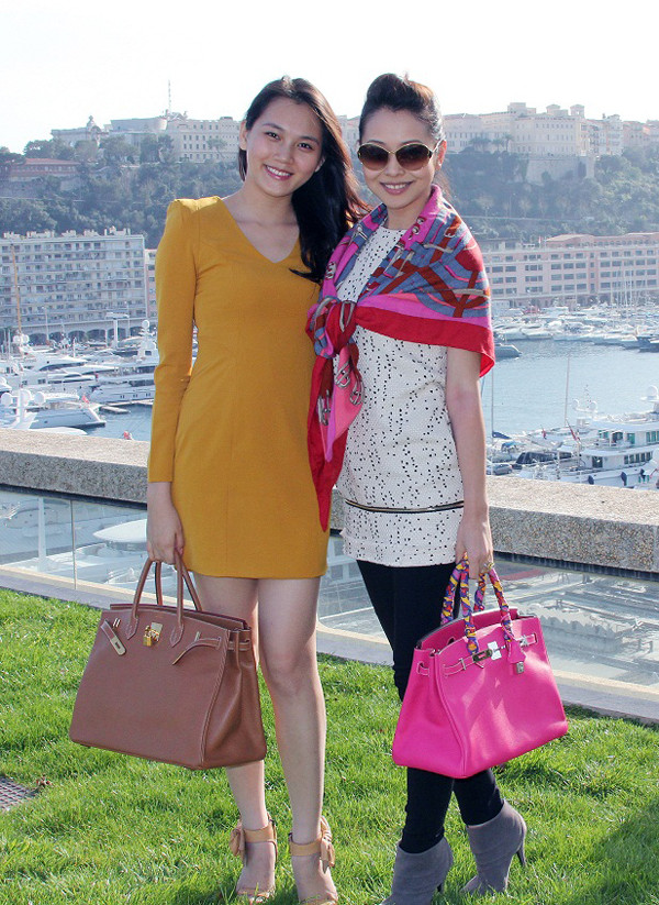 Hoa hậu Jennifer Phạm cũng trang điểm nhẹ nhưng vẫn nổi bật với những phụ kiện là túi xách, khăn quàng màu hồng.