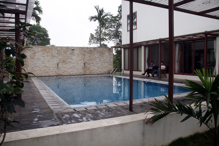 Cận cảnh hồ bơi trong xanh giữa 2 gian nhà. Xem tiếp: Ngỡ ngàng ngắm vườn cây, ao cá, chuồng gà nhà ca sỹ Mỹ Linh (P1) // Buổi họp báo có một không hai tại nhà diva Mỹ Linh // Thành Chương 'đánh liều' kể chuyện '3 chìm 4 nổi' của Mỹ Linh Cận cảnh hồ bơi trong xanh giữa 2 gian nhà. Xem tiếp: Ngỡ ngàng ngắm vườn cây, ao cá, chuồng gà nhà ca sỹ Mỹ Linh (P1) // Buổi họp báo có một không hai tại nhà diva Mỹ Linh // Thành Chương 'đánh liều' kể chuyện '3 chìm 4 nổi' của Mỹ Linh