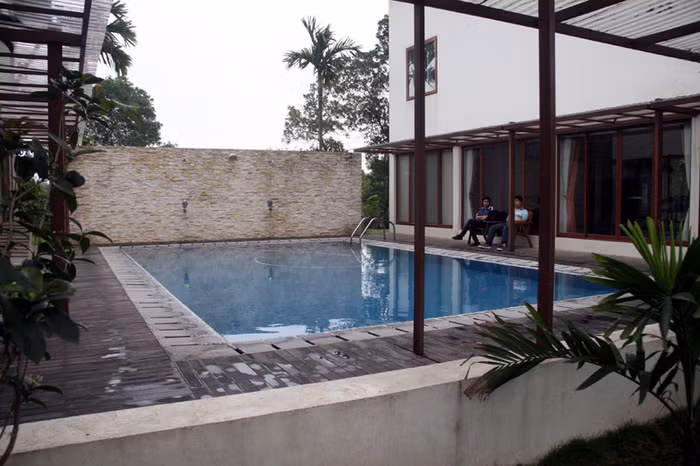 Cận cảnh hồ bơi trong xanh giữa 2 gian nhà. Xem tiếp: Ngỡ ngàng ngắm vườn cây, ao cá, chuồng gà nhà ca sỹ Mỹ Linh (P1) // Buổi họp báo có một không hai tại nhà diva Mỹ Linh // Thành Chương 'đánh liều' kể chuyện '3 chìm 4 nổi' của Mỹ Linh