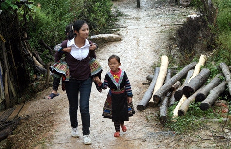Ngọc Hân cõng một em nhỏ trong chuyến đi từ thiện mang bữa cơm có thịt cho học sinh Suối Giàng, Văn Chấn, Yên Bái cùng Báo Giáo dục Việt Nam. Ảnh: Văn Trinh. Ngọc Hân cõng một em nhỏ trong chuyến đi từ thiện mang bữa cơm có thịt cho học sinh Suối Giàng, Văn Chấn, Yên Bái cùng Báo Giáo dục Việt Nam. Ảnh: Văn Trinh.