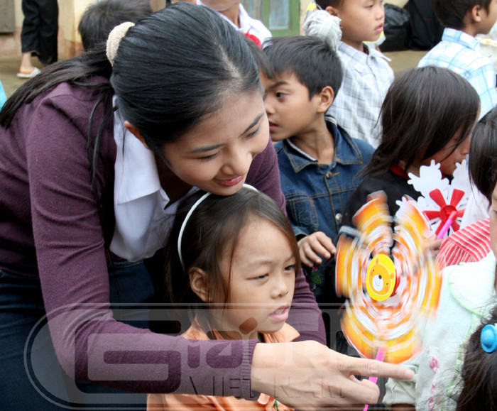 Ngọc Hân chơi đùa với trẻ em Suối Giàng. Ảnh: Văn Trinh. Ngọc Hân chơi đùa với trẻ em Suối Giàng. Ảnh: Văn Trinh.