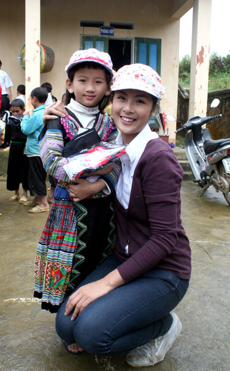 Ngọc Hân và cô bé được gọi "hot girl" Suối Giàng. Ảnh: Văn Trinh. Ngọc Hân và cô bé được gọi "hot girl" Suối Giàng. Ảnh: Văn Trinh.