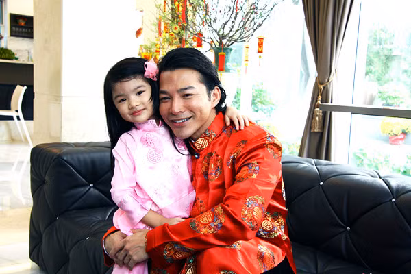 Anh còn cùng vợ và con gái diện trang phục truyền thống và thực hiện bộ ảnh kỷ niệm để lưu giữ những khoảnh khắc đáng nhớ.