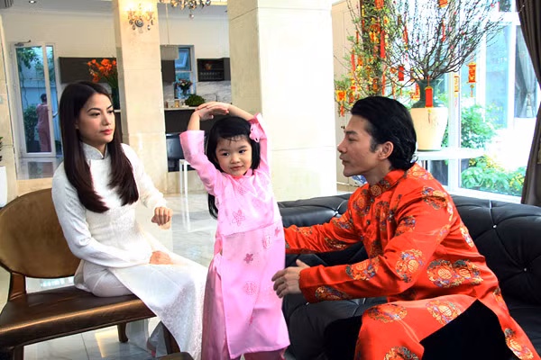Cũng như mọi gia đình, năm nay, nam diễn viên "Giao lộ định mệnh" đã trang trí căn nhà với sắc đỏ của hoa đào, sắc vàng của hoa mai và nhiều câu đối cầu chúc những điều tốt đẹp cho năm mới.