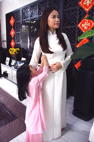 Công chúa nhỏ Bảo Tiên dù mới 4 tuổi nhưng đã biết giúp đỡ mẹ sửa lại trang phục và dọn dẹp nhà cửa đón xuân.