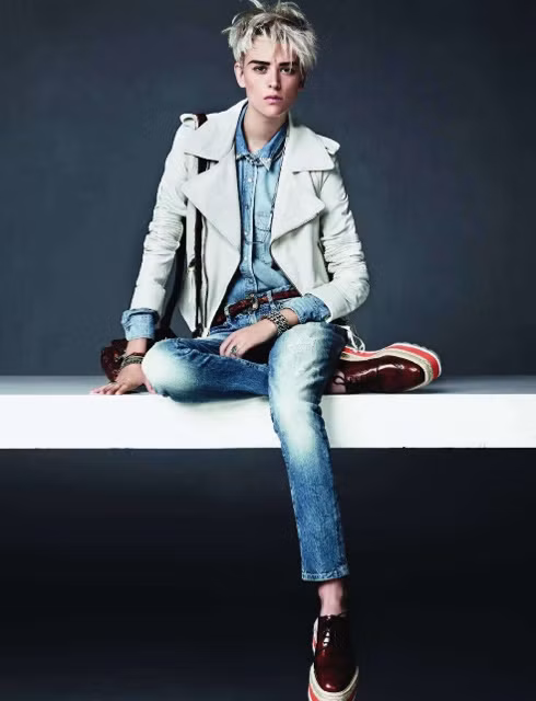 Năm 20 tuổi, Milou được một nhà tìm kiếm người mẫu phát hiện khi đang đi trên đường phố Amsterdam. 2 năm sau đó, cô nàng nhanh chóng có được vị trí mở màn trong show thời trang xuân - hè của thương hiệu đình đám Balenciaga.