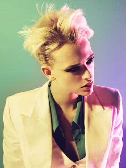 Đặc điểm hình thể và gương mặt giúp cô nàng biến hóa từ nữ sang nam dễ như trở bàn tay.