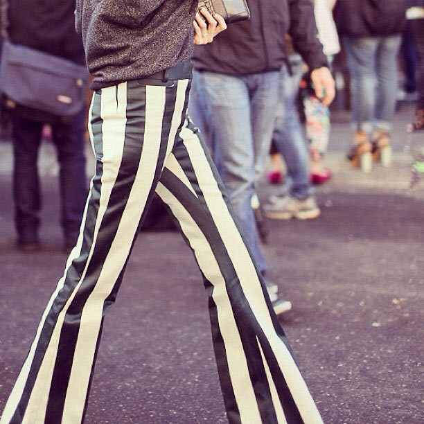 Một chiếc quần sọc kẻ ống vẩy to, trông bạn rất thời trang và phá cách. Một chiếc quần sọc kẻ ống vẩy to, trông bạn rất thời trang và phá cách.