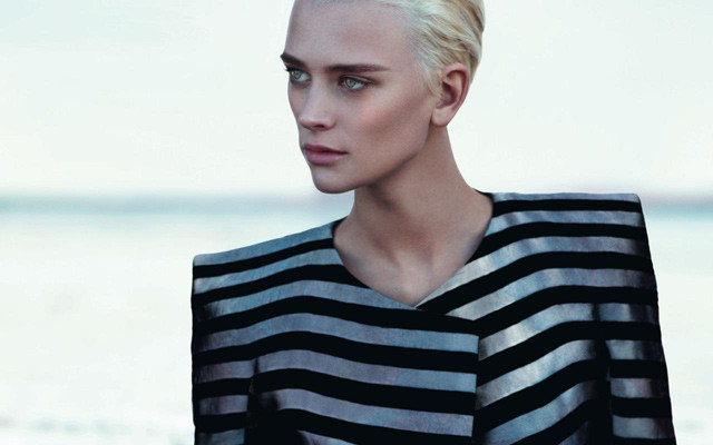 Trên sàn catwalk thế giới hiện nay, những người mẫu lưỡng tính như Milou đang là một "đặc sản" được nâng niu vì khả năng thích nghi với nhiều kiểu thời trang. Trên sàn catwalk thế giới hiện nay, những người mẫu lưỡng tính như Milou đang là một "đặc sản" được nâng niu vì khả năng thích nghi với nhiều kiểu thời trang.