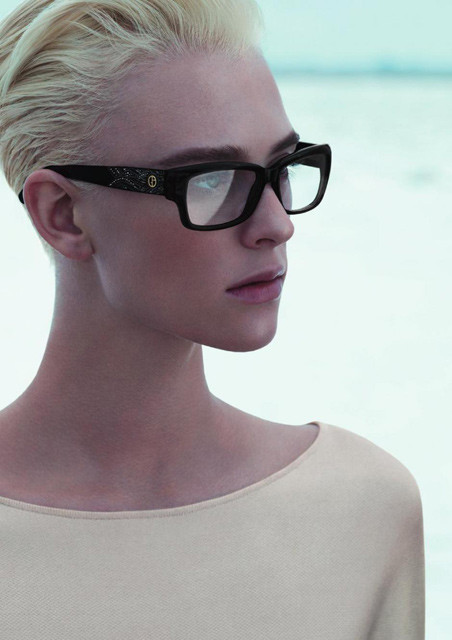 Nhiều người nhận thấy ở siêu mẫu 24 tuổi này vẻ gì đó hao hao giống Agyness Deyn nhờ mái tóc tém bạch kim, tuy nhiên, xét về độ manly thì Milou vẫn vượt xa. Nhiều người nhận thấy ở siêu mẫu 24 tuổi này vẻ gì đó hao hao giống Agyness Deyn nhờ mái tóc tém bạch kim, tuy nhiên, xét về độ manly thì Milou vẫn vượt xa.