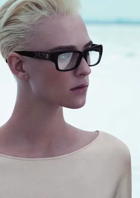 Nhiều người nhận thấy ở siêu mẫu 24 tuổi này vẻ gì đó hao hao giống Agyness Deyn nhờ mái tóc tém bạch kim, tuy nhiên, xét về độ manly thì Milou vẫn vượt xa.