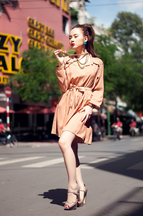 Trang phục và lối make-up như thế này hoàn toàn không phù hợp với một cô nàng tuổi teen như Angela Phương Trinh. Trang phục và lối make-up như thế này hoàn toàn không phù hợp với một cô nàng tuổi teen như Angela Phương Trinh.