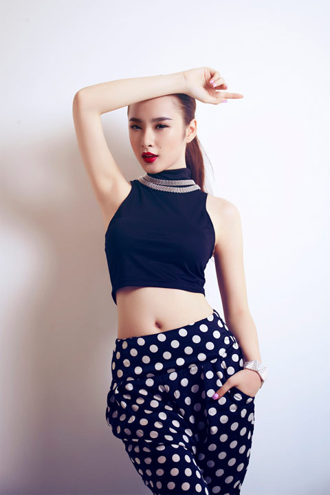 Từ tóc tai, trang điểm đến những trang phục của cô nàng đều không phù hợp với độ tuổi. Từ tóc tai, trang điểm đến những trang phục của cô nàng đều không phù hợp với độ tuổi.