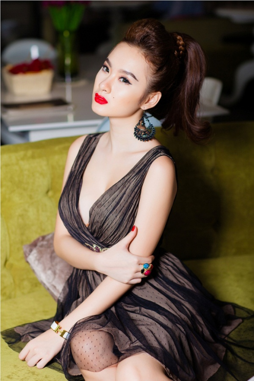 Ngay cả màu môi rực rỡ và những trang sức sắc màu cũng không cứu vớt được vẻ "già nua" của cô nàng 17 tuổi. Ngay cả màu môi rực rỡ và những trang sức sắc màu cũng không cứu vớt được vẻ "già nua" của cô nàng 17 tuổi.