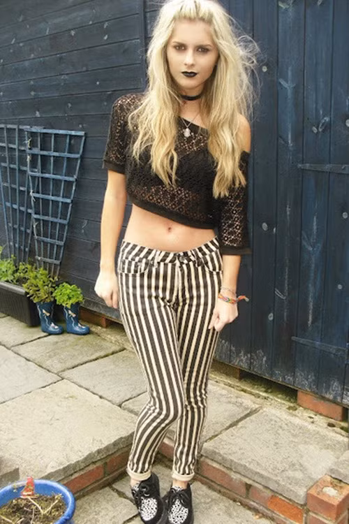 Đây đích thị là style của cô nàng nổi loạn. Khi chúng ta ngắm nhìn phụ kiện của cô ấy, cả màu môi đen sẫm mới thấy hết sự ấn tưởng của những sọc kẻ. Đây đích thị là style của cô nàng nổi loạn. Khi chúng ta ngắm nhìn phụ kiện của cô ấy, cả màu môi đen sẫm mới thấy hết sự ấn tưởng của những sọc kẻ.