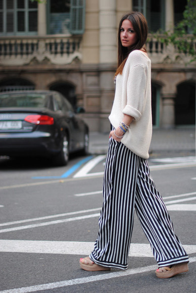 Một chiếc quần kẻ sọc ống rộng, kết hợp với áo len chéo vạt và sandal đế xuồng, bạn đã đủ xinh xắn để bước vào phố thu. Một chiếc quần kẻ sọc ống rộng, kết hợp với áo len chéo vạt và sandal đế xuồng, bạn đã đủ xinh xắn để bước vào phố thu.