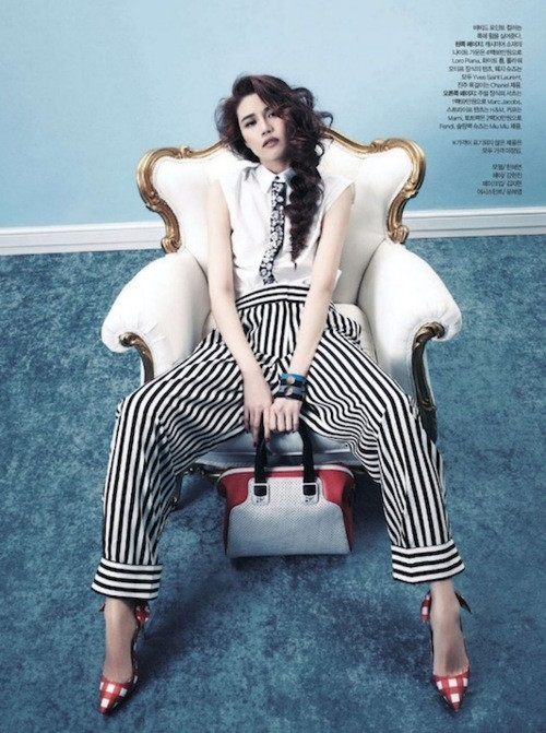 Hoặc làm mới những chiếc quần kẻ sọc bằng một đôi giày màu bắt mắt, xuyệt tông với túi xách. Bạn sẽ rất quyến rũ với cách kết hợp này. Hoặc làm mới những chiếc quần kẻ sọc bằng một đôi giày màu bắt mắt, xuyệt tông với túi xách. Bạn sẽ rất quyến rũ với cách kết hợp này.