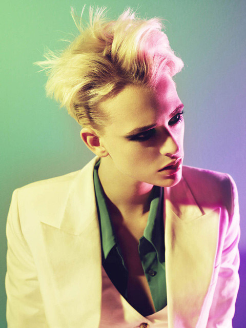 Đặc điểm hình thể và gương mặt giúp cô nàng biến hóa từ nữ sang nam dễ như trở bàn tay. Đặc điểm hình thể và gương mặt giúp cô nàng biến hóa từ nữ sang nam dễ như trở bàn tay.