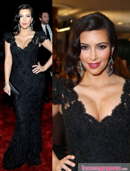 Dường như đầm ren đen quyến rũ là sở thích của cô kim. Chiếc đầm đen dài quét đất vô cùng quyến rũ của Bruce Oldfield. Dường như đầm ren đen quyến rũ là sở thích của cô kim. Chiếc đầm đen dài quét đất vô cùng quyến rũ của Bruce Oldfield.