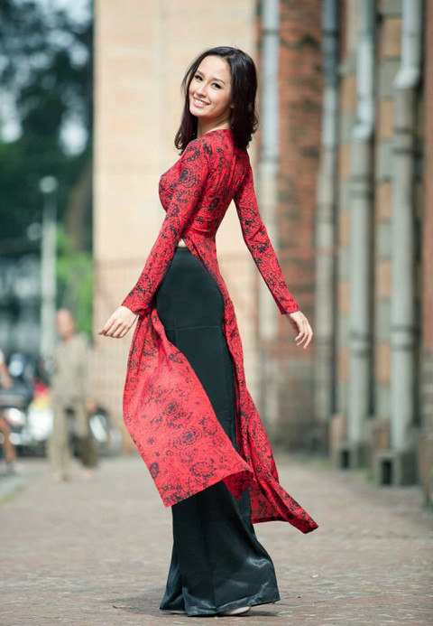 Vẫn rất màu sắc, vẫn rất truyền thống, nhưng trong những hình ảnh gần đây, các bộ áo dài Thúy mặc trang nhã, đơn giản mà tinh tế làm toát lên được vẻ đẹp dịu dàng, nữ tính và rất gợi cảm của trang phục dân tộc.