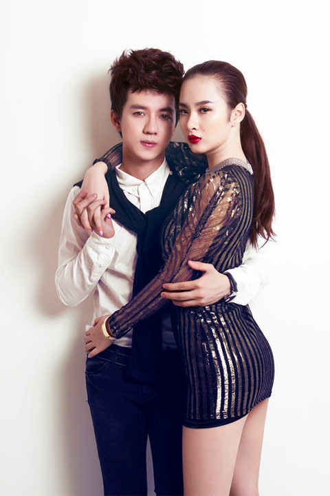 Cả những đường cong gợi cảm lẫn cách tạo hình khiêu khích này cũng không phải của một cô gái 17 tuổi. Cả những đường cong gợi cảm lẫn cách tạo hình khiêu khích này cũng không phải của một cô gái 17 tuổi.