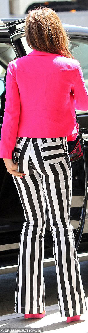 Bạn sẽ nổi bật và sáng rực góc phố với cách kết hợp quần kẻ sọc với màu hồng đậm thế này. Bạn sẽ nổi bật và sáng rực góc phố với cách kết hợp quần kẻ sọc với màu hồng đậm thế này.