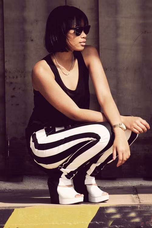 Xuyệt tông với hai sắc màu cơ bản là đen và trắng. Từ đôi sandal ấn tượng đến chiếc quần kẻ sọc và mái tóc tinh nghịch, cô nàng thật phá cách. Xuyệt tông với hai sắc màu cơ bản là đen và trắng. Từ đôi sandal ấn tượng đến chiếc quần kẻ sọc và mái tóc tinh nghịch, cô nàng thật phá cách.