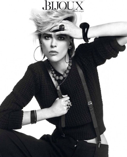 Mái tóc ngắn bạch kim luôn là thương hiệu không đổi của Milou. Mái tóc ngắn bạch kim luôn là thương hiệu không đổi của Milou.