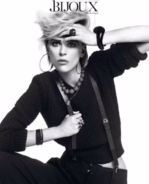 Mái tóc ngắn bạch kim luôn là thương hiệu không đổi của Milou.