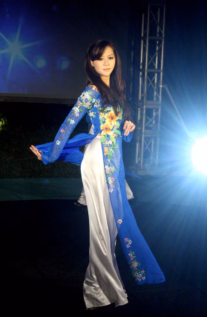 Với điểm xuyết là những cánh hoa đào thắm tươi của mùa Xuân trên nền vải voan mỏng màu xanh da trời, mẫu áo dài này tượng trưng cho tình yêu đất nước, tình yêu con người của bộ sưu tập.