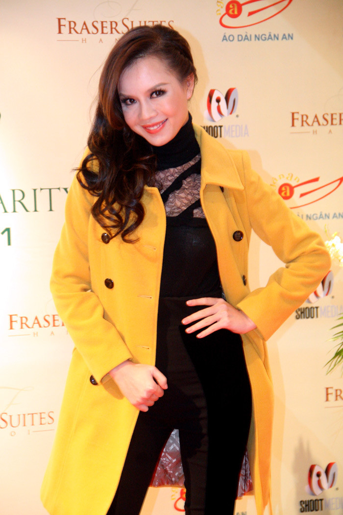 Á hậu cười tươi trước ống kính phóng viên.