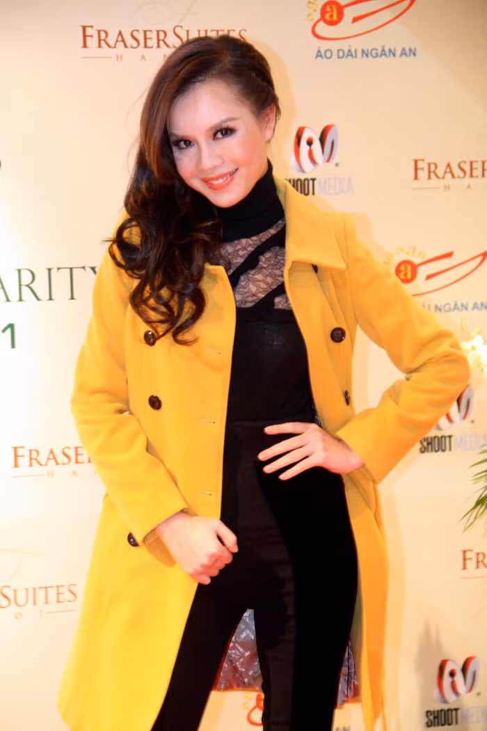 Á hậu cười tươi trước ống kính phóng viên. Á hậu cười tươi trước ống kính phóng viên.