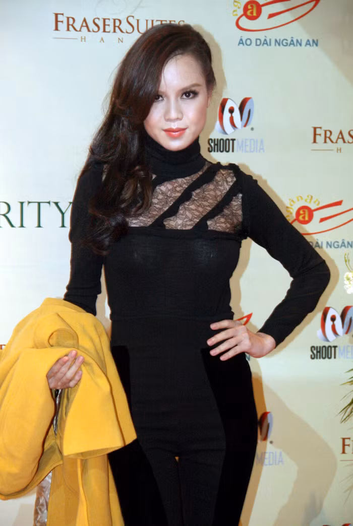 Tối tối 9/12 tại Hà Nội, người đẹp bất ngờ xuất hiện trong "Lễ tạ ơn và đêm từ thiện" tại Hà Nội với bộ đồ đen đẹp mặn mà... Tối tối 9/12 tại Hà Nội, người đẹp bất ngờ xuất hiện trong "Lễ tạ ơn và đêm từ thiện" tại Hà Nội với bộ đồ đen đẹp mặn mà...