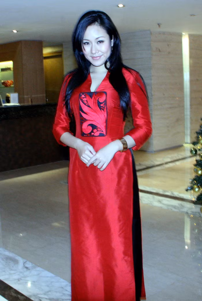 Cô diện một chiếc áo dài màu đỏ. Cô diện một chiếc áo dài màu đỏ.