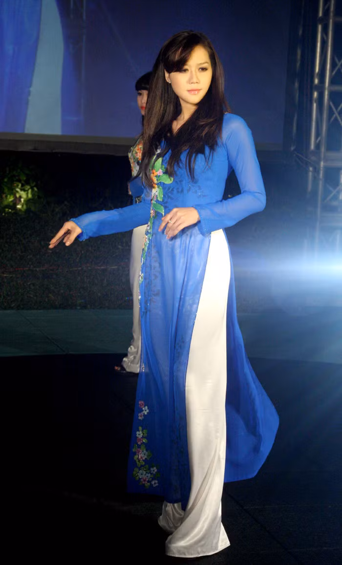 Áo dài Ngân An là một thương hiệu áo dài nổi tiếng đất Hà Thành với những mẫu thiết kế mới lạ và độc đáo. "Lễ tạ ơn và đêm từ thiện" là một trong những chương trình đấu giá áo dài thường niên của Ngân An nhằm tri ân khách hàng cũng như chung tay cùng những nhà hảo tâm góp tấm lòng thiện cứu giúp những hoàn cảnh khó khăn của đồng bào trên cả nước.