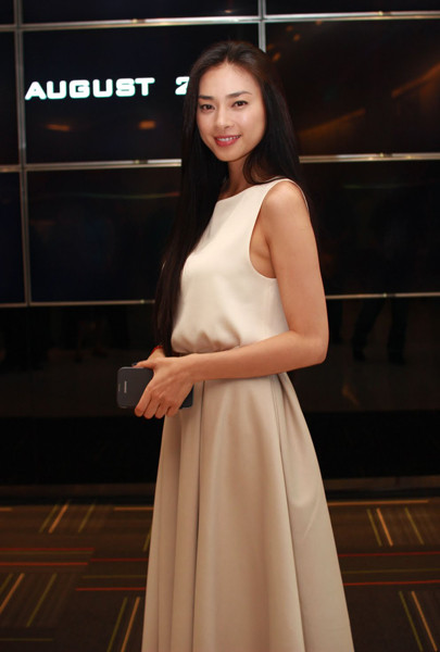 Đẹp "mộc" với váy xòe gam màu nude