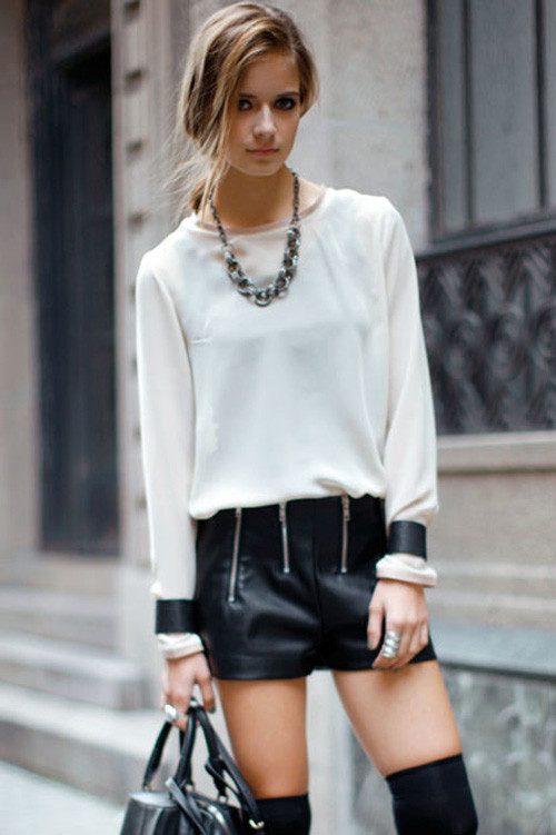 Chất liệu da luôn mang lại sức hấp dẫn cho cặp màu trắng-đen