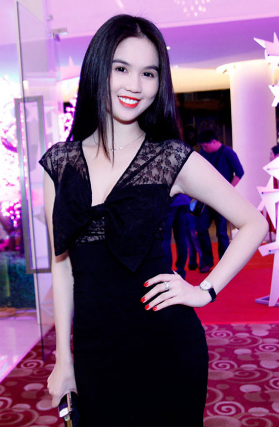 Sở hữu lợi thế làn da trắng sữa nên "Nữ hoàng nội y" Ngọc Trinh vô cùng nổi bật khi mặc váy đen.