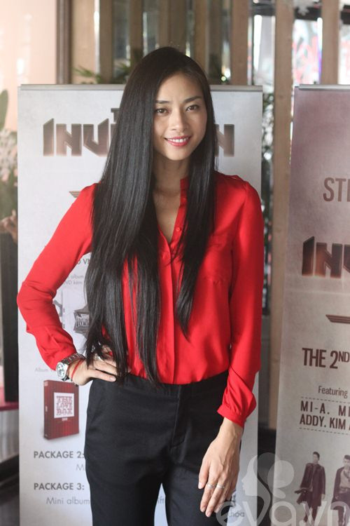 Giản dị như một cô nàng công sở khi diện sơ mi đỏ & quần âu